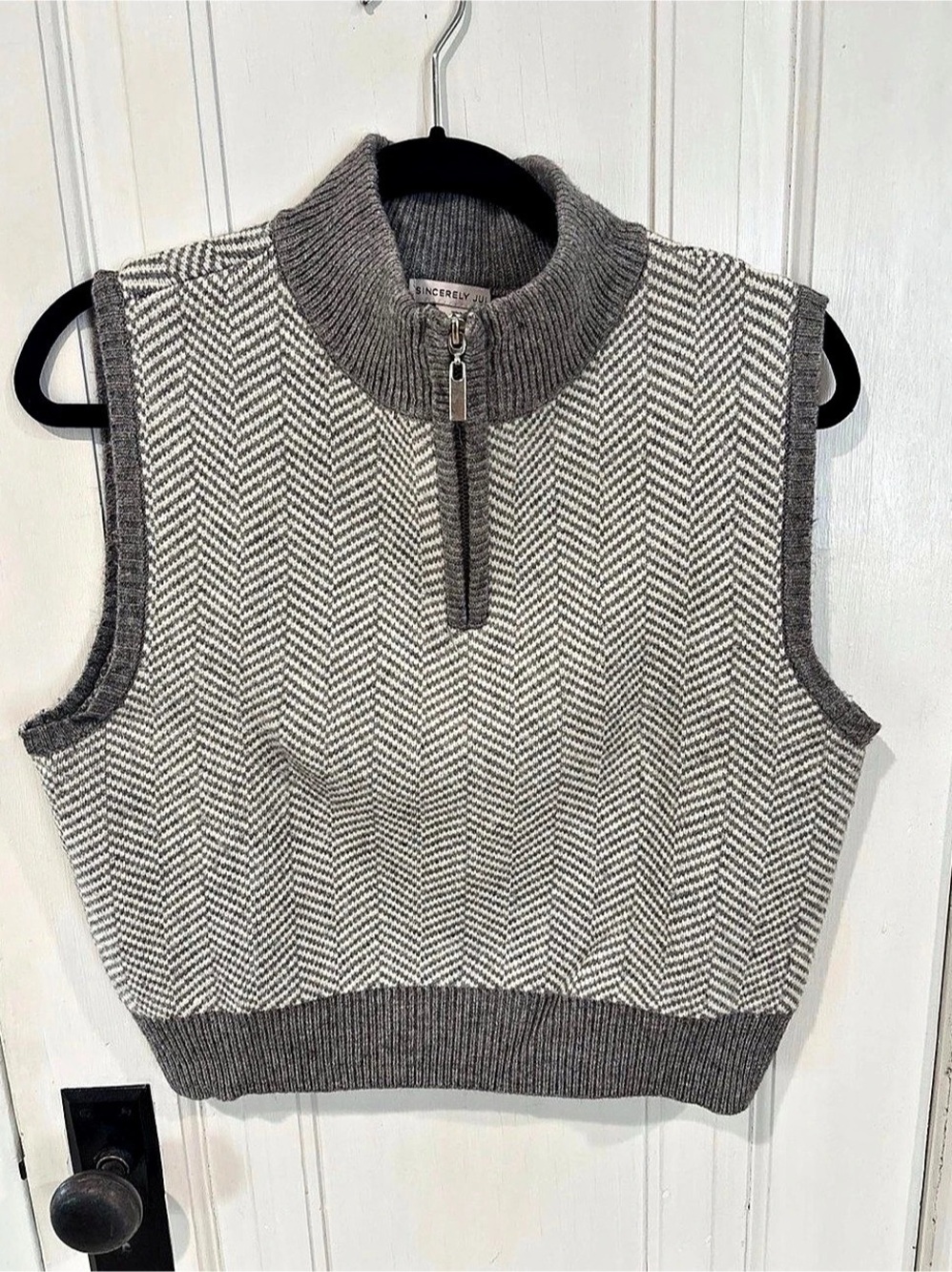 Sincerely Jules Houndstooth Zip-Neck Sweater Vest in Gray & White Size Large